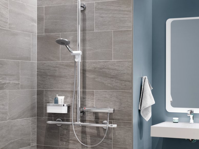 Shower rail made of polyamide with chrome optical coating